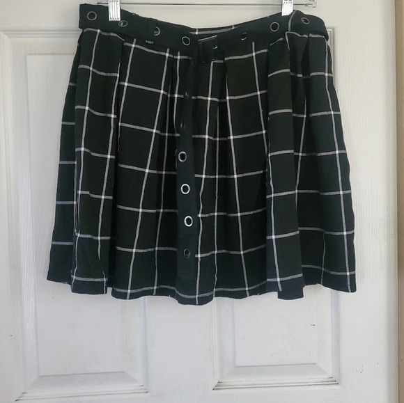 Hop Topic mini pleated goth black & white skirt, size large - Picture 3 of 5